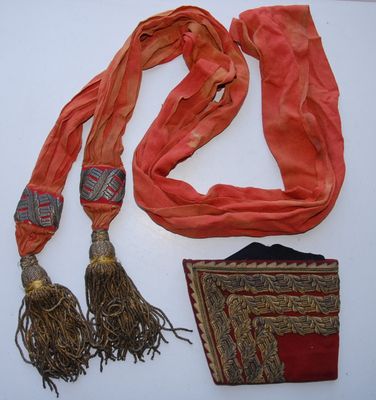 une écharpe rouge, un sac à main rouge et une écharpe rouge posée sur une table