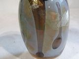 un vase en verre posé sur une table