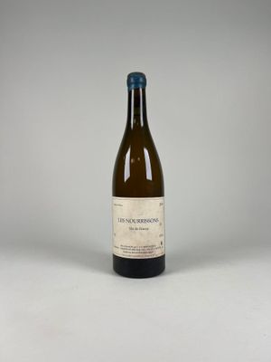 l'image d'une bouteille de vin posée sur une table