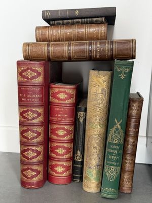 plusieurs livres empilés les uns sur les autres