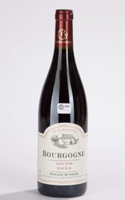 une bouteille de vin posée sur une table