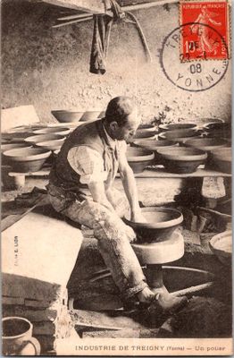 photo en noir et blanc d'un homme travaillant la poterie dans un atelier de poterie