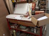 un petit établi sur lequel sont posées de nombreuses boîtes