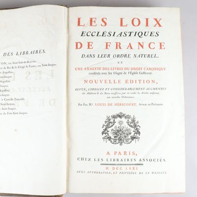 un livre ouvert posé sur une table à côté d'une tasse de café