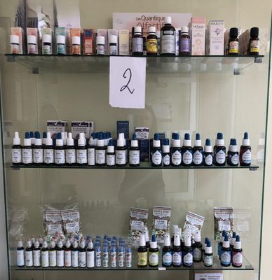 une vitrine en verre remplie de flacons contenant différents types de produits de soin pour la peau