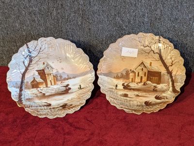 deux assiettes sur lesquelles sont représentés une ferme et une maison