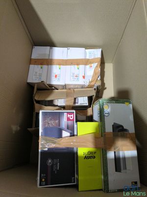 un grand nombre de boîtes empilées les unes sur les autres