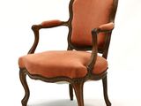 une image représentant une chaise dont l'assise est recouverte d'un tissu orange