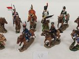 de nombreuses figurines représentant des soldats à cheval et brandissant des drapeaux