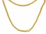 gros plan d'un collier en chaîne en or sur fond blanc
