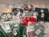 beaucoup de vêtements rangés dans une boîte