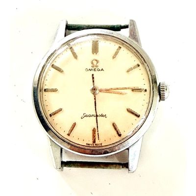 une montre posée sur une surface blanche