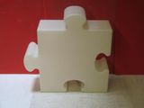 une pièce de puzzle blanche posée sur une table