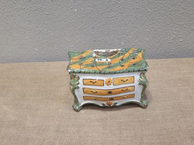 une petite boîte posée sur une table