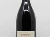 une bouteille de vin posée sur une table