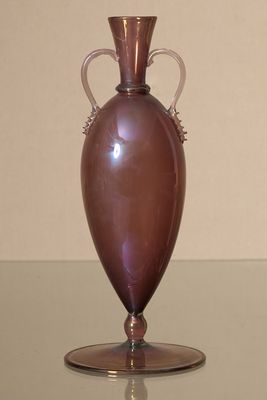 un vase en verre posé sur une table en verre