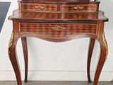 un petit bureau surmonté d'un miroir