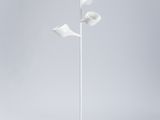 un lampadaire blanc muni de cinq lampes de chaque côté