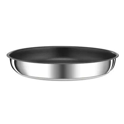 une casserole en acier inoxydable sur fond blanc