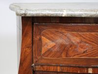 Petite commode rectangulaire à façade légèrement galbée en p… (photo 4)