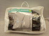 un sac de vêtements posé sur une table