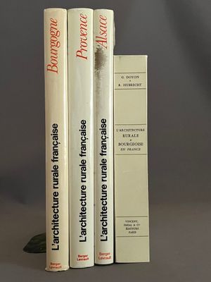 trois livres posés l'un à côté de l'autre sur une table