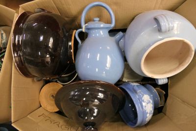 une boîte en carton remplie de différentes sortes de cafetières et de tasses