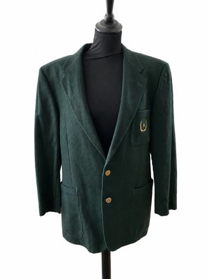 une photo d'une veste verte posée sur un présentoir pour mannequin