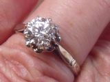 une personne portant une bague en diamant au doigt