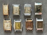 de nombreux modèles de montres exposés sur la table