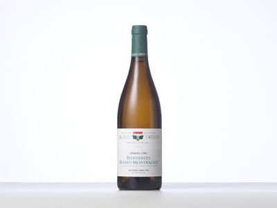 une bouteille de vin blanc posée sur une table
