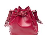 un sac seau rouge sur fond blanc