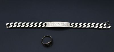 un bracelet en argent orné d'une rayure noire et blanche