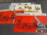 deux livres posés sur une table