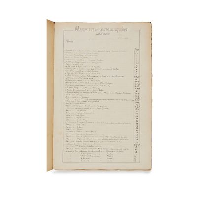 un vieux livre sur lequel figure une liste de choses