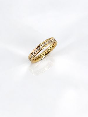 une bague en or avec des diamants sur fond blanc