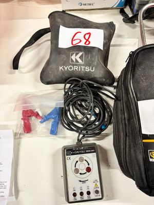 un sac noir et un sac noir sur lequel est fixé une télécommande