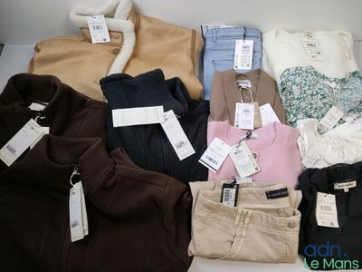 de nombreux types de vêtements exposés sur une table