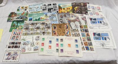 une multitude de timbres et de cartes postales étalés sur un lit