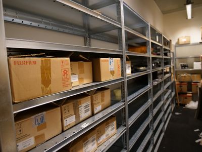 Les cartons sont empilés sur des étagères dans une salle de stockage d'un entrepôt