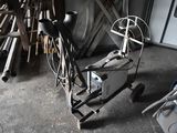 un vélo qui traîne dans un garage à côté d'un tas de bois