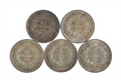 six types de pièces différents sont présentés sur une surface blanche
