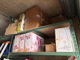 de nombreuses boîtes sur les étagères de la pièce