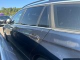 une voiture garée sur un parking avec d'autres voitures