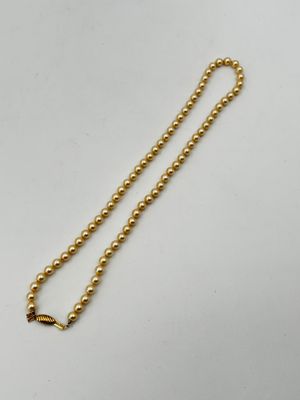 Collier de perles. fermoir en métal doré.