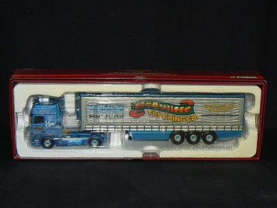 un camion miniature qui se trouve dans une boîte posée sur une table