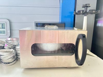 un micro-ondes posé sur un comptoir