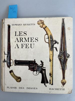 Des livres consacrés à l'armée française et à son armement sont exposés