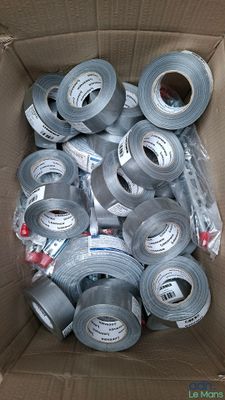 plusieurs rouleaux de ruban adhésif dans une boîte en carton