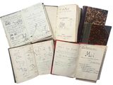 plusieurs vieux livres sont empilés sur une surface blanche